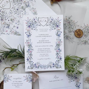 Conjunto de invitaciones de boda con flores silvestres, conjunto de invitaciones de boda con flores en tonos azul pálido y rosa, delicadas flores de jardín, vitela y sellos de cera, conjunto Caroline
