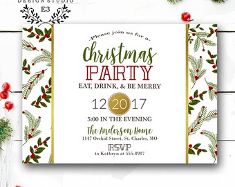 Op de afbeelding: Een witte kerstfeestuitnodiging met gouden en rode accenten. De uitnodiging heeft een feestelijk ontwerp met hulst en dennentakken. De tekst luidt "Kom gezellig met ons mee naar een kerstfeest, Eten, Drinken & Vrolijk zijn, 12 2017, 17:00 uur, The Anderson Home, 1147 Orchid Street, St. Charles, MO, RSVP aan Kathryn op 555-8987."