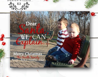 Puede incluir: Tarjeta de Navidad con dos niños pequeños sentados en un banco de parque. La tarjeta dice "Querido Santa, Podemos Explicar... Feliz Navidad La familia Smith Mark, Sara, Cooper, Luke".