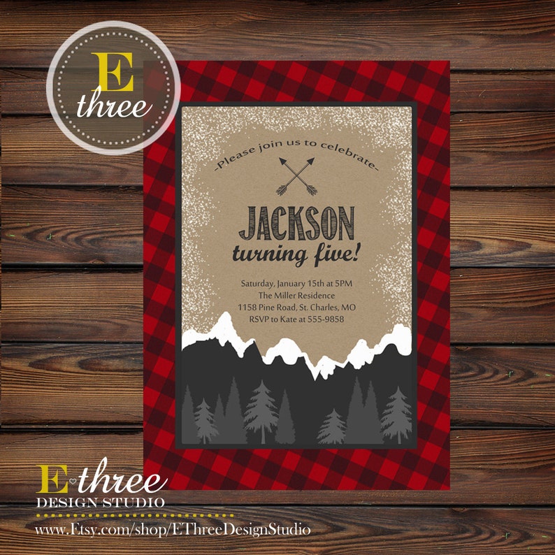 Puede incluir: Una invitaci&oacute;n de cumplea&ntilde;os con un borde a cuadros rojo y negro. La invitaci&oacute;n dice "Jackson turning five!" con detalles del evento. El dise&ntilde;o incluye una silueta de monta&ntilde;a y bosque.