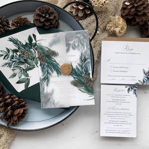 Winter Greenery Wedding Invitation Suite, Pinecone Greenery Christmas Wedding, Invitaciones impresas, Vellum y sello de cera, Colección Ember