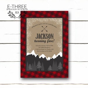 Puede incluir: Una invitaci&oacute;n de cumplea&ntilde;os con un borde a cuadros rojo y negro. La invitaci&oacute;n incluye el texto "Please join us to celebrate" y "Jackson turning five!" con un gr&aacute;fico de monta&ntilde;a y bosque.
