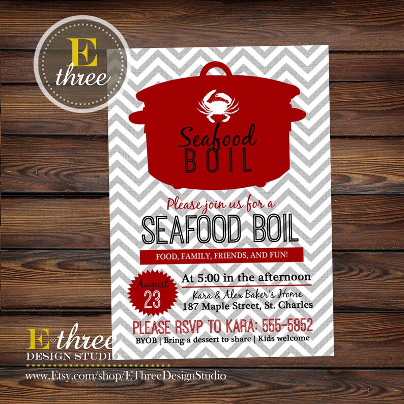 K&ouml;nnte beinhalten: Eine rote und wei&szlig;e Einladung zu einem Seafood Boil. Die Einladung zeigt einen roten Topf mit einem Krebs darauf und den Text "Seafood Boil". Die Einladung enth&auml;lt auch das Datum, die Uhrzeit und den Ort der Veranstaltung. Der Text "Please RSVP to Kara: 555-5852" ist ebenfalls enthalten.