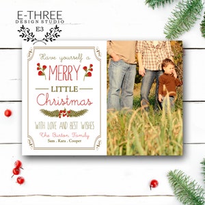 Rustieke shabby chique Kerstkaart met foto-hand geschreven lettertypen bessen en groen boerderij kerstkaart