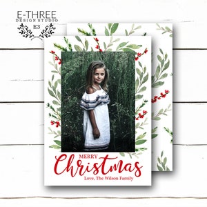 Tarjeta de fotos de la vegetación de Navidad - tarjeta de vacaciones de la vegetación rústica con la foto - las bayas rojas simples y el follaje feliz tarjeta de Navidad