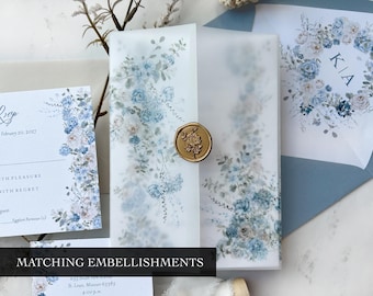 Inviti di nozze in carta velina floreale blu polvere con decorazioni in sigillo di cera per la nostra collezione Karlee