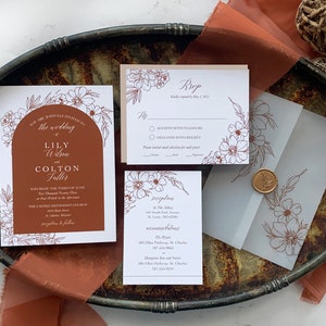 Bogenförmige Boho Hochzeitseinladung, Orange Florale Hochzeitseinladung, Bedruckte Rost Terracotta Vellum Einladungen, Lily Collection