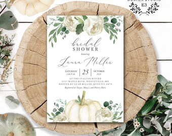 Puede incluir: Una invitación de ducha nupcial de acuarela blanca y verde con una calabaza blanca y un diseño floral. La invitación dice "bridal shower honoring Laura Miller" e incluye la fecha, la hora y la ubicación del evento.