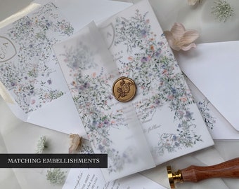Sovraccoperta in pergamena con fiori di campo e sigilli in ceralacca per la nostra suite per inviti di nozze della nostra collezione Caroline, confezione in pergamena blu polvere e rosa