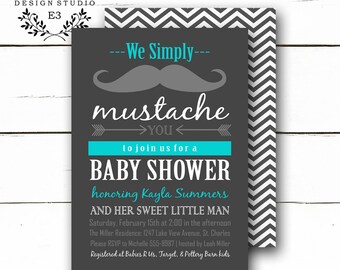 Puede incluir: Una invitación a una fiesta de bienvenida al bebé con un patrón de chevron gris y blanco con un gráfico de bigote y el texto "We Simply Mustache You" en blanco. La invitación es para una fiesta de bienvenida al bebé en honor a Kayla Summers y su pequeño hombre. La fecha y la hora de la fiesta se indican como el sábado 15 de febrero a las 2:00 de la tarde. La ubicación se indica como The Miller Residence: 1247 Lake View Avenue, St. Charles. La información de RSVP se indica como Por favor, RSVP a Michelle 555-8987 | organizado por Leah Miller. La información de registro se indica como Registrado en Babies R Us, Target, & Pottery Barn kids.