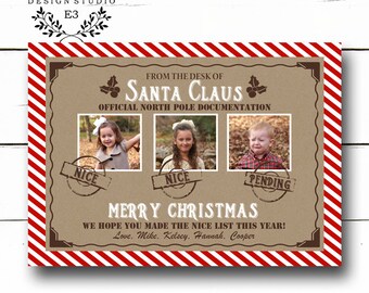 Puede incluir: Una tarjeta de Navidad con fondo marrón y rayas rojas y blancas. La tarjeta tiene una imagen de Santa Claus y el texto "From the desk of Santa Claus Official North Pole Documentation". Hay tres fotos de niños con las palabras "Nice", "Nice" y "Pending" estampadas en ellas. La tarjeta también tiene el texto "Merry Christmas" y "We hope you made the nice list this year! Love. Mike. Kelsey. Hannah. Cooper."