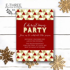 Puede incluir: Una invitación a una fiesta de Navidad geométrica roja y blanca con detalles de purpurina dorada. La invitación dice "Christmas Party" e incluye detalles del evento, como la fecha, la hora, la ubicación y la información de RSVP.