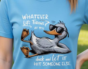 Camiseta divertida y sarcástica con el mensaje "Lo que la vida te depare", camiseta retro con un toque de humor, regalo divertido para adultos, camiseta con estampado gráfico estético y frases sarcásticas.