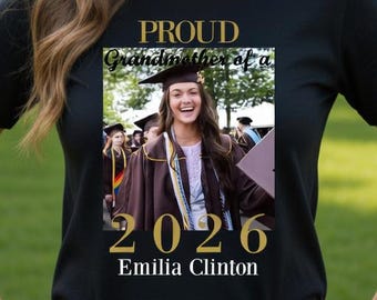 Camiseta personalizada para la familia orgullosa de los graduados de 2026 con foto / Camiseta de graduación con foto personalizada / Camiseta de celebración a juego de la clase de 2026 / Día de la graduación