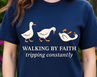 Camiseta "Caminando por fe, tropezando constantemente", divertida camiseta cristiana minimalista para mujer, regalo religioso inspirador, ropa de fe sarcástica