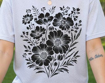 Camiseta vintage con flores prensadas, camiseta botánica floral con flores silvestres, camiseta con estética bohemia y campestre, regalo para amantes de la naturaleza y jardineros.