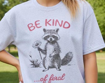 Camiseta "Be Kind of Feral Raccoon", camiseta unisex sarcástica e irónica, regalo divertido sobre salud mental para ella, camiseta extragrande de algodón 100% con diseño de mapache.
