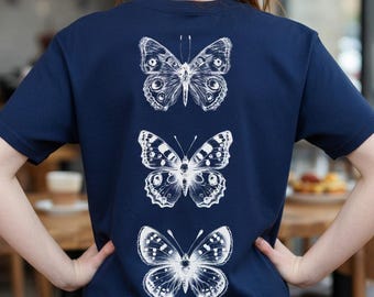 Camiseta vintage con trío de mariposas, camiseta con estética bohemia campestre, camiseta retro con estampado botánico, regalo original para amantes de los insectos.
