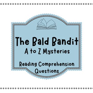 以下が含まれることがあります： 「The Bald Bandit A to Z Mysteries Reading Comprehension Questions」と書かれた水色の看板。黒い縁取りがあり、上部には開いた本のイラストが描かれています。