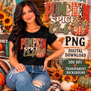 Op de afbeelding: Een zwart t-shirt met een grafische print met de tekst PUMPKIN SPICE CLUB en een decoratieve pompoenillustratie. De pompoen en letters zijn gevuld met diverse patronen, waaronder luipaardprint, rood ruitpatroon en bloemmotieven in herfstkleuren.