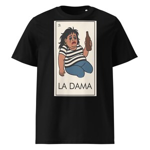 LA DAMA – Camisa divertida de parodia de Lotería / Chola Drip / Camiseta de humor chicana