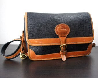 Vintage Dooney & Bourke Large Surrey Bag, Black and British Tan Pebbled All Weather Leather, Wide Shoulder Strap Adjustable, 1990s 050086