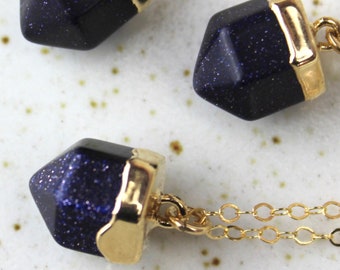 Kleine blau Goldstone-Halskette, handgemachte Gold Kette mit lila und blau glitzernden Stein 450703