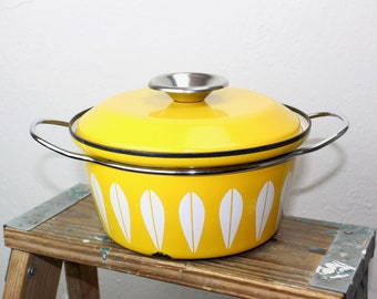 Vintage Cathrineholm 7.75 Inch Lotus Dutch Oven, Yellow Enameled Steel Lidded Pan, Sauce Pan, Enamelware Cooking Pot 180123