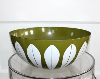 Vintage Cathrineholm 9.5 Inch Lotus Bowl, Olive Green and White Enameled Steel, Mid Century Enamelware, 1960s Serving Decor 180146