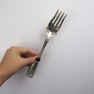 Vintage Ornate Daffodil Serving Fork, Solid Nickel Silver 1950s, Large Serving Fork, Meat Fork, Ornate Art Nouveau Style Serveware 320042