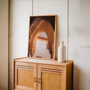 Stampa di architettura dell'Alhambra / Arte murale dell'arco moresco / Dettaglio di design islamico / Decorazioni di viaggio storiche / Foto artistica di Anthony Intraversato