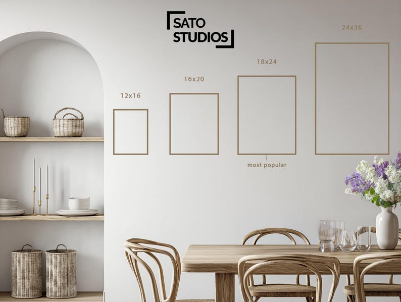K&ouml;nnte beinhalten: Ein modernes Esszimmer mit einem Holztisch und St&uuml;hlen, einer wei&szlig;en Wand mit gerahmter Kunst in verschiedenen Gr&ouml;&szlig;en und einem Regal mit dekorativen K&ouml;rben. Der Text "SATO STUDIOS" befindet sich oben.