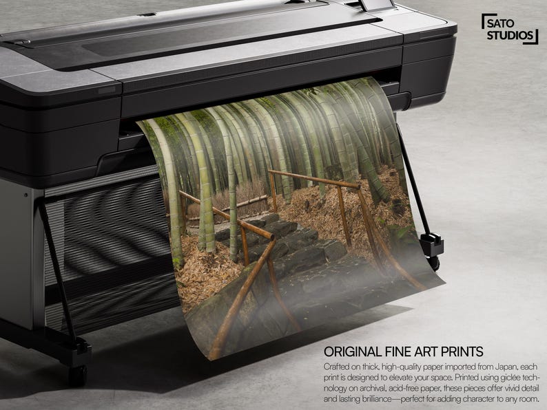 K&ouml;nnte beinhalten: Ein Gro&szlig;formatdrucker, der einen Kunstdruck erstellt. Der Druck zeigt eine Bambuswaldszene mit einer Holzbr&uuml;cke. Der Text "ORIGINAL FINE ART PRINTS" ist sichtbar, zusammen mit beschreibendem Text.