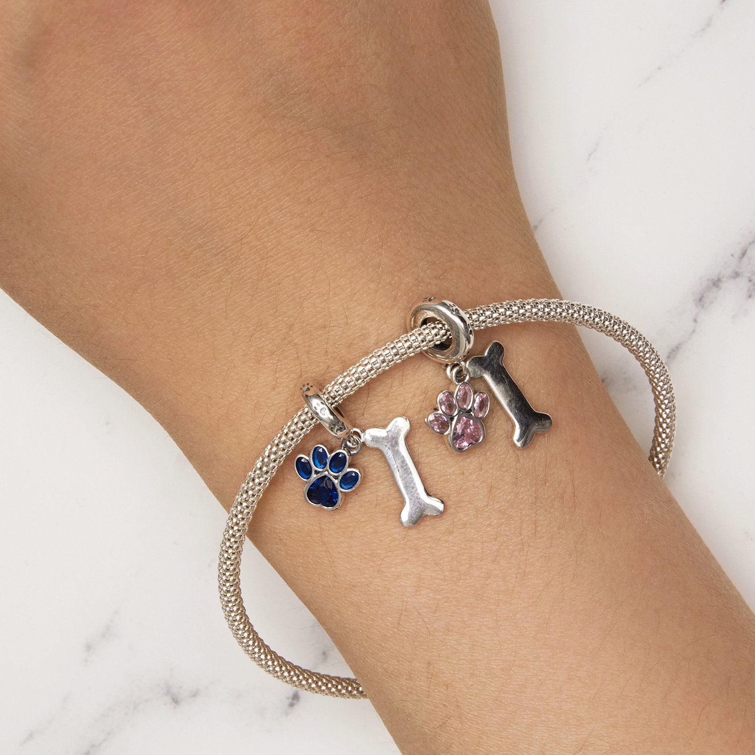 チャーム 犬の足跡と骨のブレスレット 男女兼用 14Kゴールドオーバースターリングシルバー バングルブレスレット, 8.5 inches, 金属, 不 | 犬チャームブレスレット - 足印刷ジュエリー - 犬愛好家