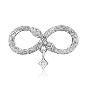 Pode incluir: Charme infinito de prata com um design de cobra e um pequeno pingente de diamante.
