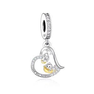 Könnte beinhalten: Silberner Anhänger mit einem herzförmigen Design, das zwei Affen zeigt, einer hängt an einem Ast und der andere sitzt in einem Boot. Das Herz trägt die Inschrift "I love you forever".