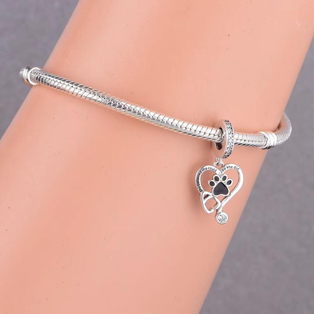 Pulsera Con Dije De Huella De Mascota Hecha A Mano En Plata Con Huella De Pata De Gato O De Perro. El Regalo Perfecto Para Cualquier Amante De Las Mascotas O Para