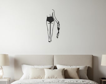 Arte mural de metal con silueta femenina en traje de baño