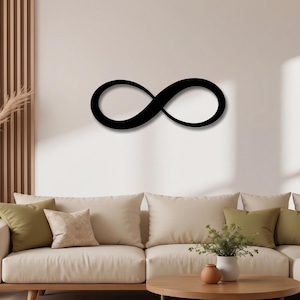 Könnte beinhalten: Eine schwarze Wanddekoration in Form eines Unendlichkeitssymbols mit einem glatten, durchgehenden Schleifendesign. Das Objekt ist horizontal montiert und zeigt eine klare Silhouette, die das mathematische Zeichen für Unendlichkeit bildet.