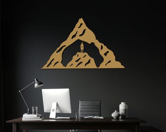 Escultura geométrica de hierro con motivos de picos de montaña