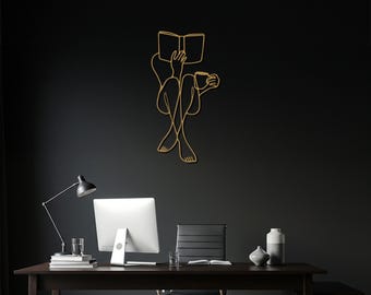 Arte mural con figura de lectura de hierro: Arte minimalista lineal de libros y café