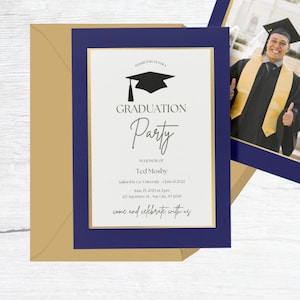 Puede incluir: Una invitación a una fiesta de graduación con un borde azul marino y detalles dorados. La invitación incluye el texto "GRADUATION Party" y los detalles de la graduación de Ted Mosby de Salford & Co. University.