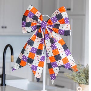 Grand nœud patchwork d'Halloween ! Fait main pour décorer une couronne de porte ou une porte pendant les fêtes.