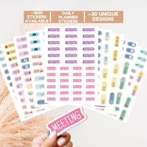 Op de afbeelding: Vellen kleurrijke plannerstickers met tekst als "Meeting" en "Birthday". De stickers zijn in verschillende vormen en kleuren, waaronder roze, paars, blauw en geel. Tekst bovenaan luidt "~1000 stickers beschikbaar" en "~30 unieke ontwerpen".