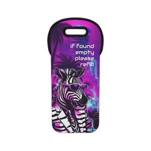 Puede incluir: Un portabotellas de vino de neopreno con un diseño morado y rosa. El portabotellas presenta una cebra con gafas de sol y una blazer, sosteniendo un cóctel. El texto en el portabotellas dice "IF Found empty please refill."