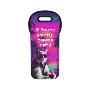 Puede incluir: Enfriador de botellas de vino con un gato con gafas de sol y una chaqueta, sosteniendo una copa de vino. El fondo muestra una puesta de sol con palmeras y el texto "if found empty-please refill".