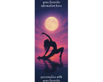 Puede incluir: Marcapáginas con la silueta de una persona en una postura de yoga, sobre un vibrante atardecer con luna llena. El texto "personaliza con tu afirmación favorita aquí" aparece en la parte superior e inferior.