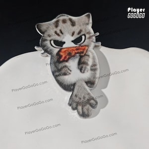 Peut inclure: Épingle en forme de chat gris et blanc avec une expression en colère, tenant un morceau de nourriture rouge. L'épingle a un design détaillé et est posée sur un fond blanc. Le texte "PLAYER GOGOGO" est dans le coin supérieur droit.