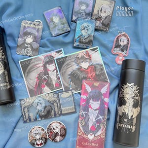 Puede incluir: Una colección de merchandising con temática de personajes, que incluye tarjetas, llaveros, botones y un termo negro. Los artículos presentan ilustraciones coloridas de personajes de estilo anime. El fondo es una tela azul claro.