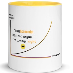 Pode incluir: Caneca de cerâmica branca com interior amarelo. A caneca apresenta o texto "I'm an Economist - let's not argue - I'm always right" com um gráfico e uma carinha sorrindo com óculos de sol. Um presente divertido para economistas.